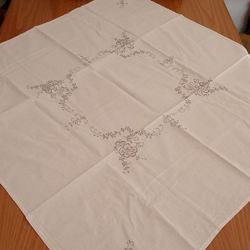 Set of 5 cotton tablecloth and napkins with machine embroidery