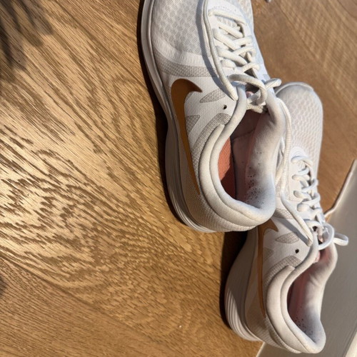 Nike Revolution 4 γυναικεία αθλητικά σαν καινούργια, λευκά με rose gold
