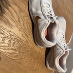 Nike Revolution 4 γυναικεία αθλητικά σαν καινούργια, λευκά με rose gold