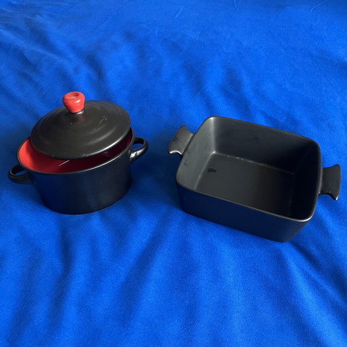 Ceramic baking set with square baking dish and round pot with lid