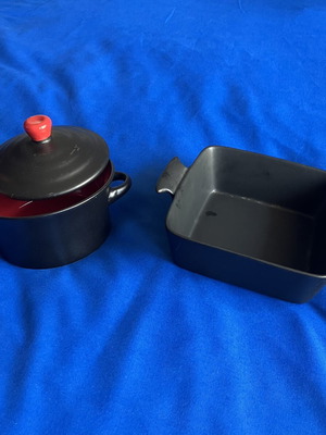 Ceramic baking set with square baking dish and round pot with lid