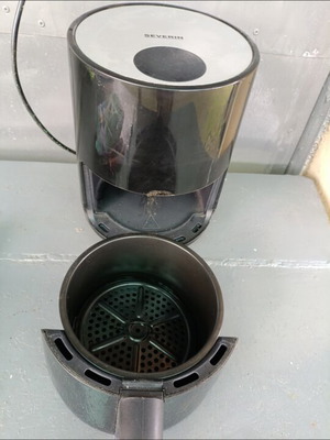 Severin air fryer FR 2455H, 1.8L, 900W, digital touch screen