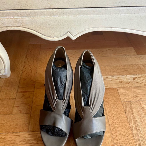 Fendi sandals like new, khaki, size 38