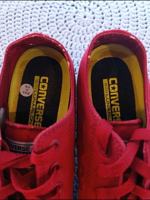 Converse red athletic shoes like new, unisex size 39