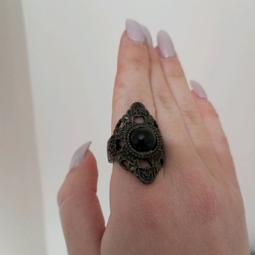 Ring black used with impressive stone