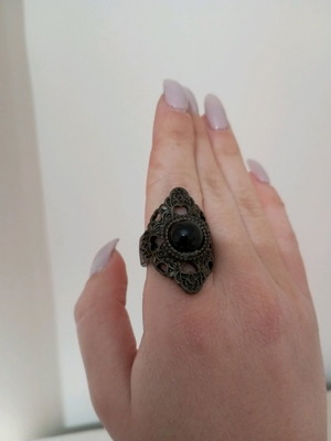 Ring black used with impressive stone