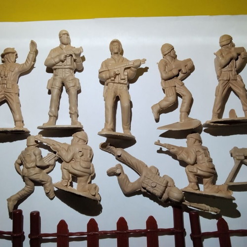 Plastic toy soldiers, set of 26