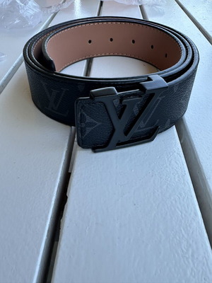 Louis Vuitton black belt, adjustable