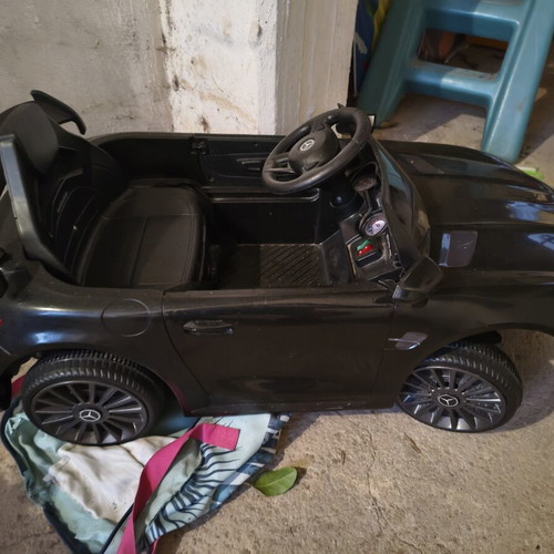 Mercedes electric car like new with remote control, lights, and music