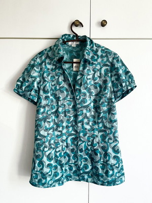 Short-sleeve shirt used, blue and turquoise, v neck with pointed collar