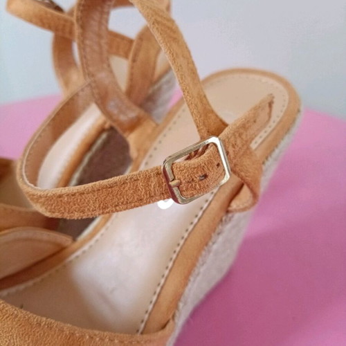 Women’s suede platform sandals like new, tan-mustard color