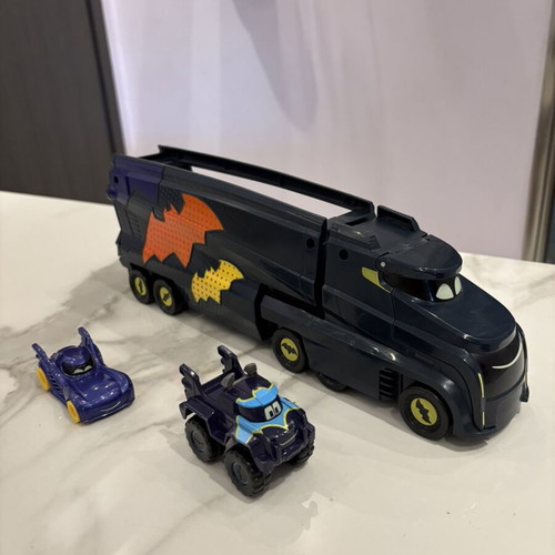 Batwheels truck with car and extra Batwheels car set like new
