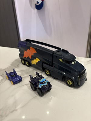 Batwheels νταλίκα με αυτοκινητάκι και 1 έξτρα αυτοκίνητο Batwheels σαν καινούργιο