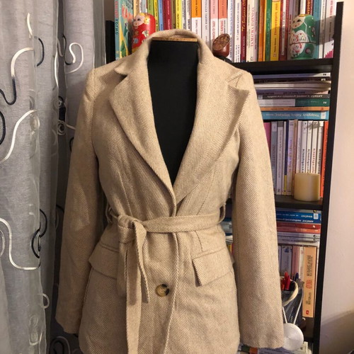 Classic beige blazer with herringbone pattern and belt like new
