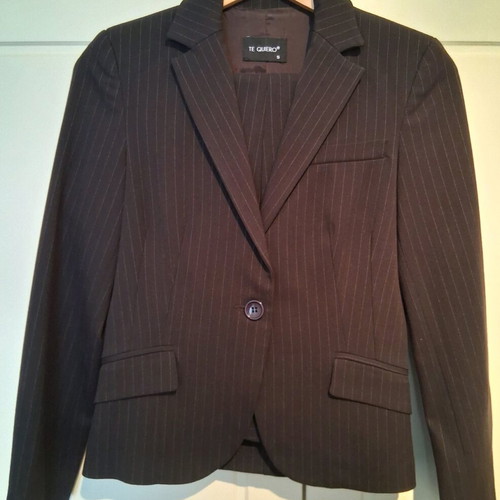 TE QUERO Small suit with fitted jacket and low-rise trousers, like new