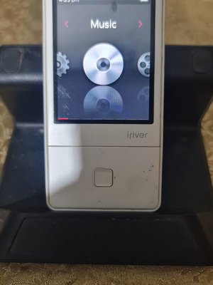 Mp3 player 8GB with built-in speaker and micro SD slot