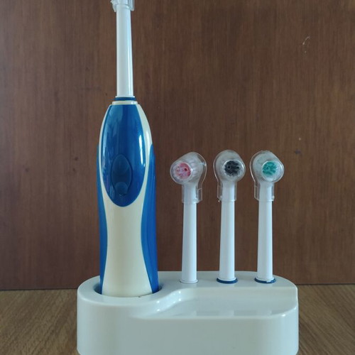 Electric toothbrush with 3 extra heads new