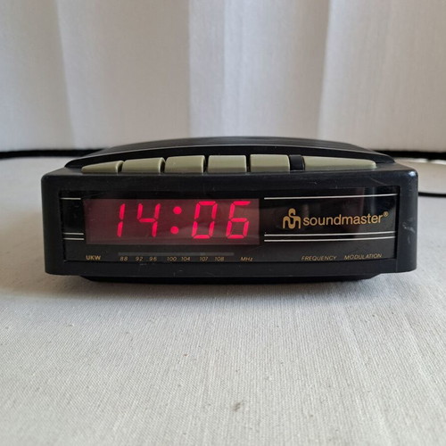 Soundmaster UR-106 radio clock used