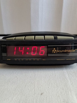 Soundmaster UR-106 radio clock used