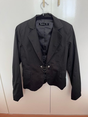 Bershka blazer like new with chain and strass fastening black