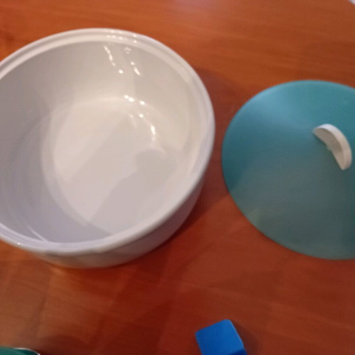 Serving or storage bowl like new