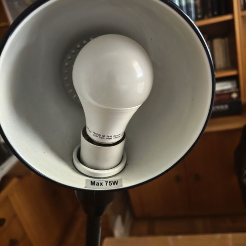 Desk lamp with flexible arm like new