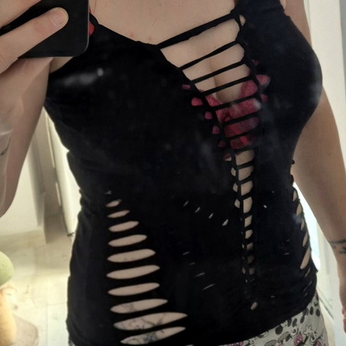 Sexy μπλουζάκι με σκισίματα μαύρο μέγεθος medium/large μεταχειρισμένο
