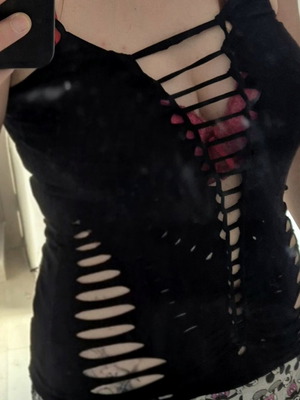 Sexy μπλουζάκι με σκισίματα μαύρο μέγεθος medium/large μεταχειρισμένο