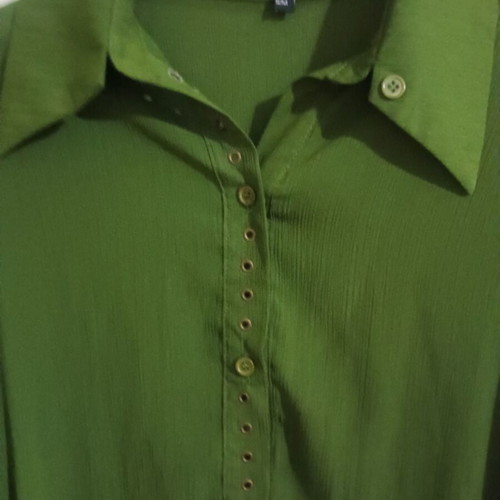 Shirt long S/M olive, like new, side tear
