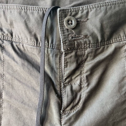 The North Face Cargo Capri women's pants new, size 6, khaki