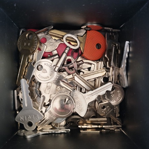 Vintage small keys like new, pack of 60 pieces