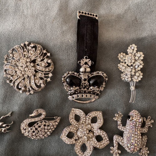 Vintage pins set of 14 like new, gold and silver colors