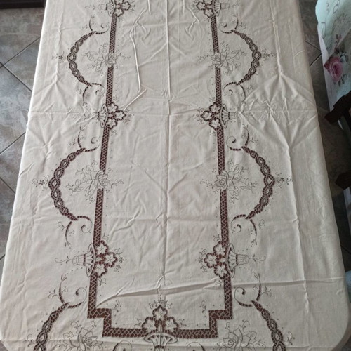 Vintage tablecloth like new with six napkins