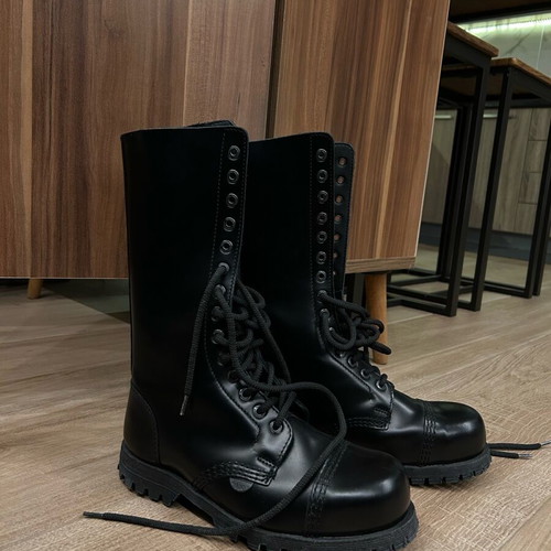 Underground England leather ranger boots like new, black