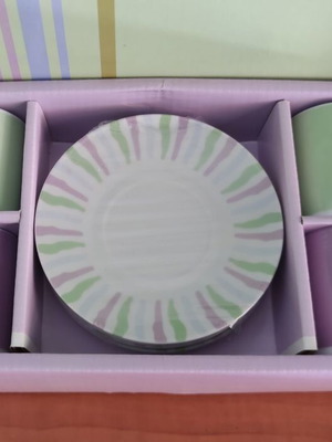 Coffee cup set new, 4 pieces with saucers in box