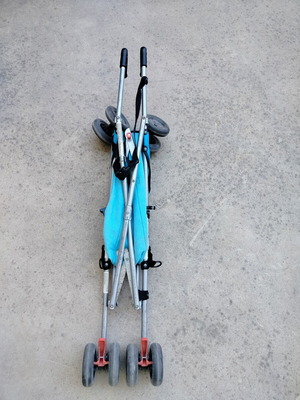 Umbrella stroller used with broken central lock