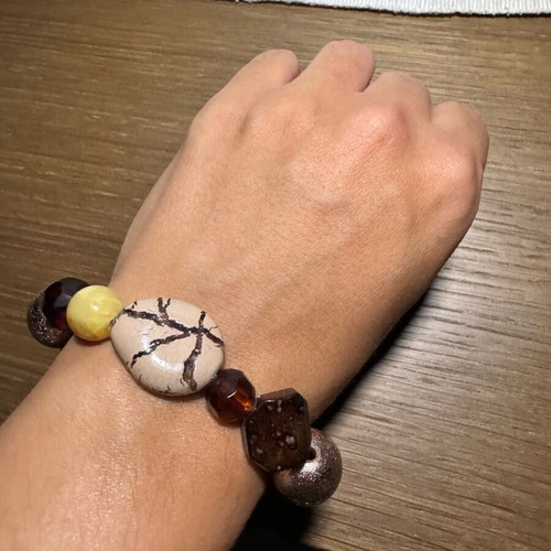 Elastic bracelet like new with stones in various sizes and colors