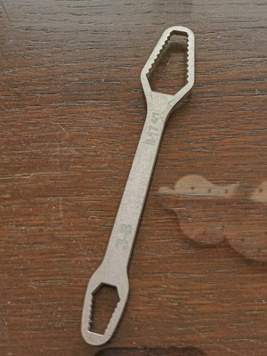 Multifunctional wrench like new, fits screws of various sizes
