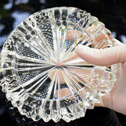 Crystal round ashtray used for cigars and cigarettes