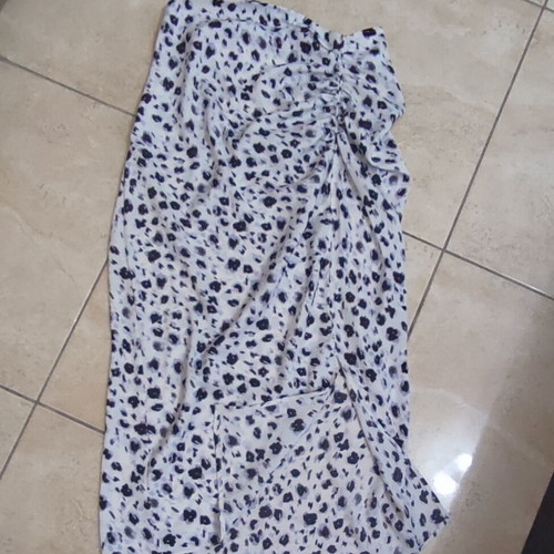 Zara skirt medium with side slit, new, black and white