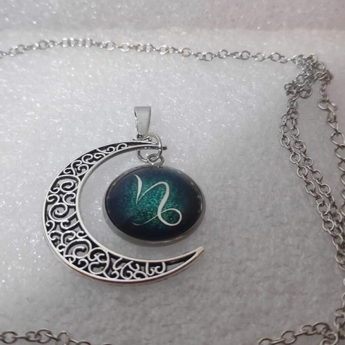 Capricorn Zodiac Crescent Moon Pendant Necklace like new