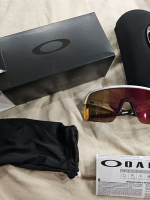 Oakley Sutro слънчеви очила с бяла рамка и оранжеви огледални стъкла