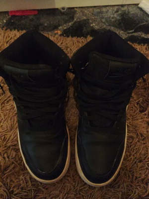 Nike unisex athletic boots black white like new