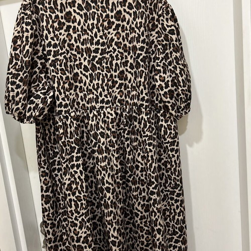 Polyester leopard print dress new, puff sleeves, smock style