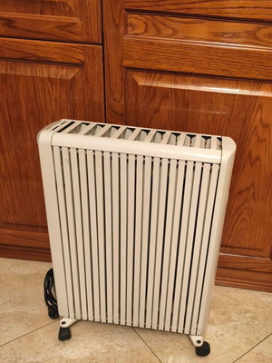 Καλοριφέρ λαδιού Delonghi 2.500W σαν καινούργιο με 9 φέτες