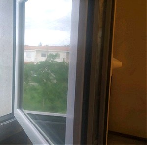 Άριστη κατάσταση παράθυρο μπάνιου...αλουμινίο με θερμογεφυρα και σίτα