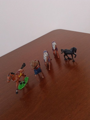 Set of 5 horse figures