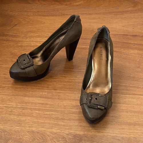 Nine West khaki leather pumps like new, size 39.5