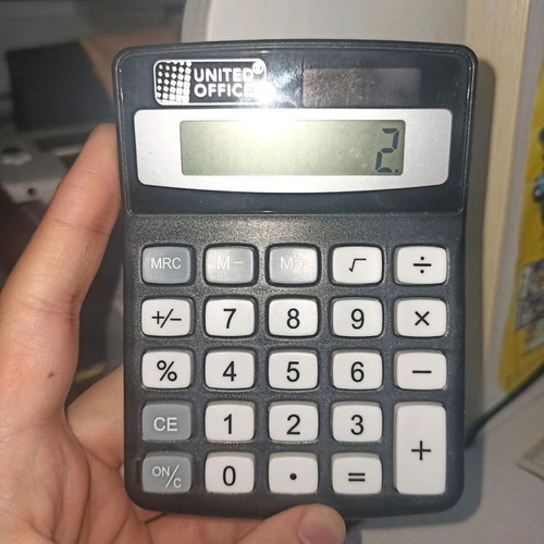 Calculator like new with basic functions and batteries included