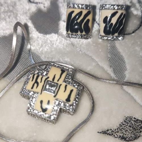 Silver 925 jewelry set like new, earrings and cross pendant